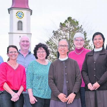 Andenken einer Heiligen bewahren - Der Vorstand des Vereins Maria Bernarda in Auw. Von links: Andreas Gubler, Irène Frischknecht, Gerry Imbach, Marlis Villiger, Schwester Margarita, Rita Regez, Schwester Flormita und Präsident Martin Abt. Bild: Thomas Stöckli