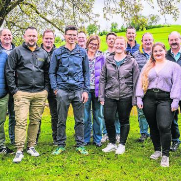 Ein Dorf soll sich festhalten - Ein grosser Teil des Umzugs-OKs mit den Präsidenten René Neiger (Sechster von links) und Simon Waltenspühl (Fünfter von rechts). Bilder: zg