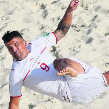 Die Sand-Legende tritt ab - Wer in der Schweiz Beachsoccer sagt, der meint Dejan Stankovic. Der Freiämter hat diesen Sport geprägt wie kein anderer. Schon im Januar entscheidet er sich für den Rücktritt, der nun offiziell wird. Stankovic engagiert sich nun beim FC Baden II. 
Im letzten Jahr verpasst die Schweiz die Qualifikation für die Weltmeisterschaft. Und Dejan Stankovic macht sich in den kalten Monaten seine Gedanken. «Ich spürte immer mehr, dass mein Körper älter wird», sagt der bald 40-Jährige. Nebst 100-Prozent-Job und den Verpflichtungen als Familienvater wird der Aufwand für den Beachsoccer im fortschreitenden Alter langsam, aber sicher zu viel. «Aufwand und Ertrag passten nicht mehr», so Stankovic.
Jetzt Co-Trainer des Cousins
Im Januar fällt er den Entscheid, dass er zurücktritt. Ende Juni steht auf der Homepage des FC Baden, dass Stankovic «als ehemaliger Beachsoccer-Nationalspieler» nun Assistenztrainer der zweiten Mannschaft wird. Cheftrainer ist sein Cousin Sasa Stankovic– ebenfalls ein Freiämter. «Ich möchte mich weiterentwickeln, mehr in den