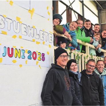Sechs Familien, ein Projekt - Ein bunter Haufen. Sechs Familien mit Kindern bauen in Söriken am Wagen. Bild: Annemarie Keusch