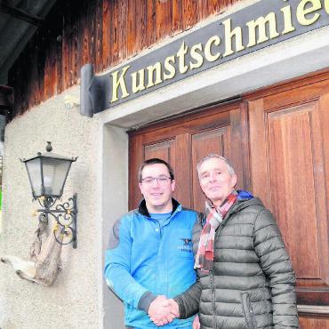 International gefragtes Handwerk - In Daniel Hedinger (links) hat Kunstschmied Richard Erni einen würdigen Nachfolger gefunden. Bild: Thomas Stöckli