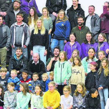 Feueralarm und kalte Füsse - Hier kommen sie alle zusammen: strahlende Gesichter beim Generationenfoto. Bilder: Vincenz Brunner/Celeste Blanc/zg