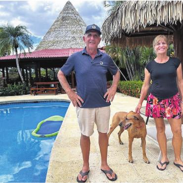 Ein halbes Leben im Paradies - Der Pool und das Restaurant bilden das Herzstück der Guacamaya Lodge. Doch die wahre Attraktion sind die Besitzer Alice und Bernie Iten – und die besondere Atmosphäre. 
Bilder: Stefan Sprenger