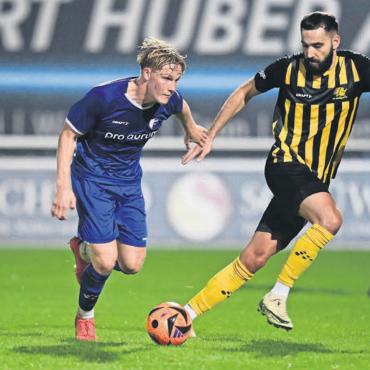 Pleite gegen «Spasstruppe» - Sander Kalan (links, FC Wohlen U23) im Spiel gegen Küttigen. Bild: awa