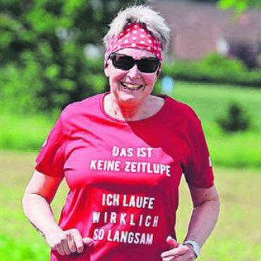 Eine Banane reicht nicht - Mit Spass dabei. Das Lachen und ihr Spruch auf dem Shirt sind Zeugen.