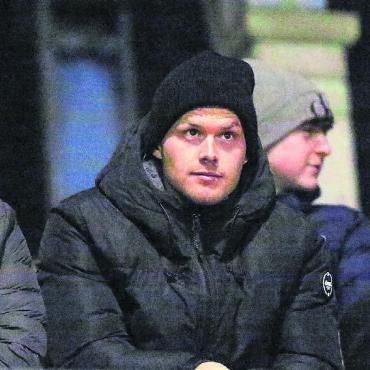 Dritter Derbysieg im Visier - Marco Thaler hat beim Spiel gegen Muri zusammen mit Teamkollege Oliver Jäckle (links) zugesehen. Gegen Baden wird er auf dem Platz stehen. Der Wohler hofft auf viele Zuschauer und drei Punkte für den FC Aarau. Bild: Josip Lasic