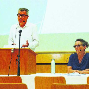 Abstimmung soll bald folgen - Bezüglich der neuen Turnhalle geht der Gemeinderat Schritt für Schritt vor, um mit seinen Vorschlägen eine Mehrheit zu gewinnen. Dazu gehören regelmässige Infoveranstaltungen, zuletzt am 16. Juni 2023. Kuno Schumacher und Gemeinderätin Barbara Weber präsentierten dabei die Varianten. Bild: Archiv / Visualisierung: zg