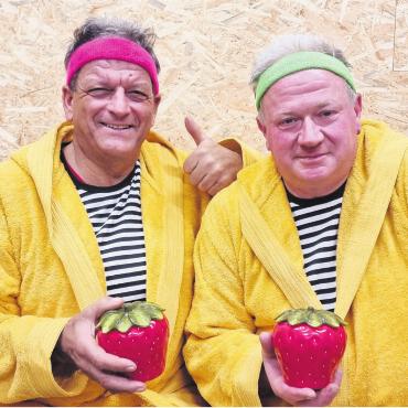 Den eigenen Weg finden - Willi Staubli, links, und Kurt Küng teilen sich das Amt, damit die Fasnacht in Adelburg weitergeht. Bild: Verena Anna Wigger