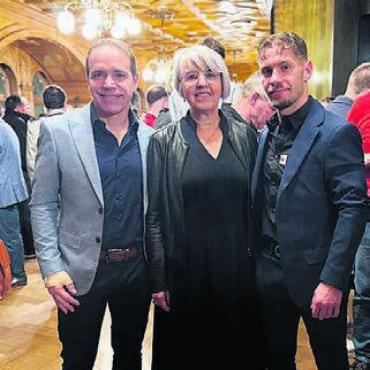Bundesrat, EM, Hallenstadion - Rocco (links) und Roy Cipriano mit Bundesrätin Elisabeth Baume-Schneider. Bild: zg