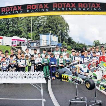 «Elia, das ist für dich» - Die rund 60 Pilotinnen und Piloten des ersten «Trofeo Elia Epifanio» posieren vor dem Kart des verstorbenen Jungen.