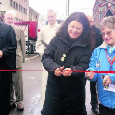 Leuchttürme sein - Stadträtin Claudia Bamert und Christchindli-Märt-Präsidentin Sabina Glarner durchtrennen unter den Worten von Pfarrer Ruedi Bertschi das symbolische Band. Bild: huy