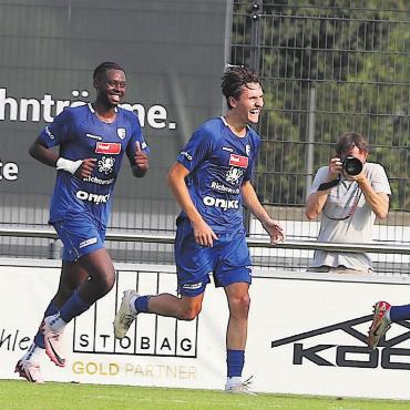 «Schweinespiel» gewonnen - Ein Bild, zwei Tore. Nathan Kisisa (links) erzielte den ersten Treffer per Penalty. Javi Gabathuler traf per Kopf zum 1:2-Sieg des FC Wohlen. Bild: spr/Archiv