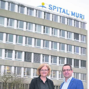 «Natürlich ist Traurigkeit spürbar» - Stiftungsratspräsidentin Sabina Rüttimann und Spital-CEO Daniel Strub sehen das Spital Muri in einer zentralen Rolle im Gesundheitsnetz der Region Freiamt – im ambulanten wie im stationären Bereich. Bild: Thomas Stöckli