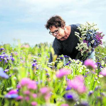 Handgeflochtene Kunstwerke - Beim Blumenpflücken für ihre Strausschen ist Barbara Marti voll in ihrem Element.