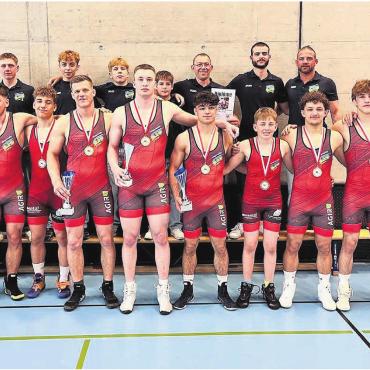 Medaillen und Träume - Die Freiämter Ringer an der Greco-SM in Martigny mit Trainer Pascal Strebel (vorne rechts).