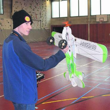 Kunstflug in der Turnhalle - Alain Schad zeigt, wie der Könner sein Flugzeug «landet».