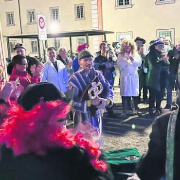 Hätten es in der Hand gehabt - Die Gemeinderäte nehmen die Schlüssel der Macht von den Vereinigten Fasnachtsgesellschaften entgegen. Bild: ake
