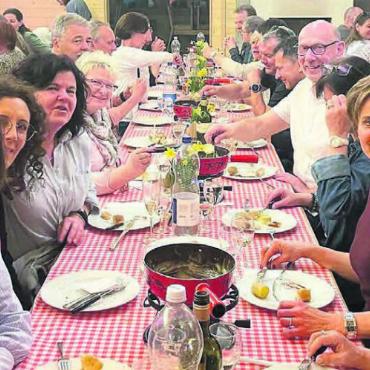 Abends genossen die Mitglieder des Skiclubs einen gemütlichen Fondueplausch mit verschiedenen Fonduearten in heiterer Runde. Zuvor ging es actionreich zu und her. Bild: zg