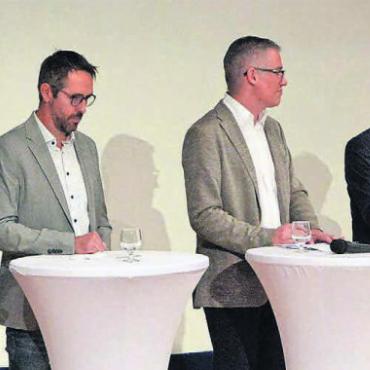 Experiment ohne Kontrolle - Intensiv wurde politisiert (v. l.): Christoph Hagenbuch (SVP), Martin Arnold (FDP), Ralf Bucher (Mitte), Moderator Fabian Hägler, Martin Brügger (SP), Barbara Portmann (GLP) und Hannes Tobler (Grüne). Bild: Celeste Blanc