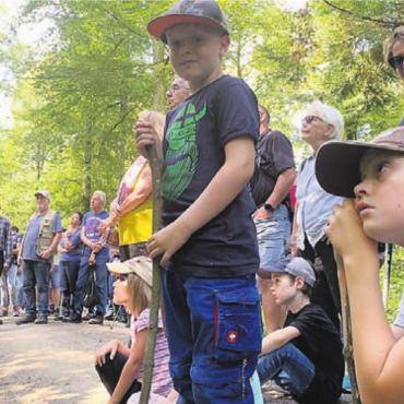 Unterwegs mit den Waldarchitekten - Zukünftige Förster träumen bereits von ihrem ersten gefällten Baum.