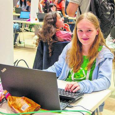 Bronzemedaille für Bremgarterin - Glänzt am Computer: die junge Bremgarterin Seraina Maag. Bild: zg