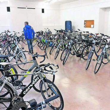 Velobörse im Klosterdorf: ein Anlass für die ganze Familie - Velos kaufen und verkaufen: der Velo-Moto-Club Muri-Dorf freut sich über viele Besucherinnen und Besucher. Bild: zg