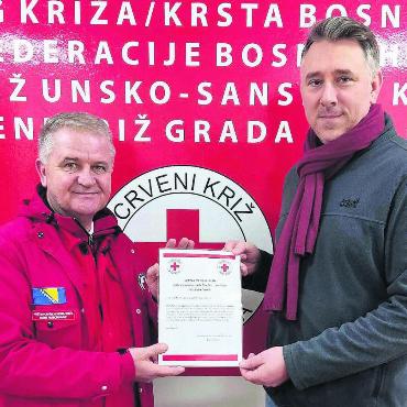 Zwiespältiges Jubiläum - Stefan Dietrich macht sich bald zum 14. Mal an die EU-Aussengrenze auf, um das Leid der Flüchtenden dort zu lindern. Das Engagement aus Bremgarten wird in Bosnien-Herzegowina geschätzt. Hier erhält Dietrich vom Leiter des Roten Kreuzes in Bihac eine Dankesurkunde. Bild: zg