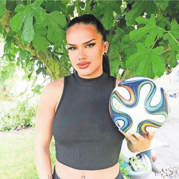 Eine kräftige Unterstützung - Der Fussball ist die zweite grosse sportliche Leidenschaft von Nadina Schaniel.