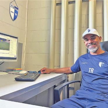 Angespannte Zuversicht - Bis zur Winterpause soll es mindestens der 5. Rang sein. Piu, Trainer des FC Wohlen, ist guter Dinge. Bild: Stefan Sprenger