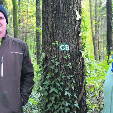 Aristau: Letzte Ruhe im Wald - Thomas Brändle und Sabine Weber bei einem der Bäume im Aristauer Reitwald, dessen Recht für eine Bestattung gekauft werden kann. Bild: Annemarie Keusch