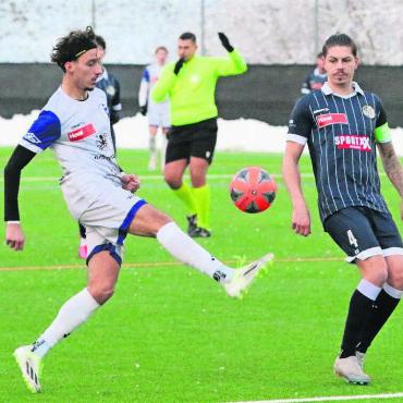 Den Grossen getrotzt - Nicolas Braunschweig (links) hat das einzige Tor für den FC Wohlen am Blitzturnier erzielt. Den wirbligen Testspieler konnte in diesem Moment auch Ex-FCW-Spieler Marijan Urtic (rechts) nicht aufhalten. Bild: Josip Lasic