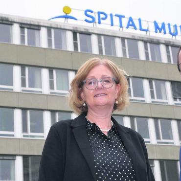 «Natürlich ist Traurigkeit spürbar» - Sie wollen dem Spital Muri eine solide wirtschaftliche Basis verpassen: Stiftungsratspräsidentin Sabina Rüttimann und Spitaldirektor Daniel Strub. Bild: Thomas Stöckli