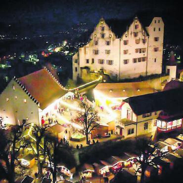 Romantische Atmosphäre - Das Schloss Wildegg erstrahlt während des Markts in weihnachtlichem Glanz. Bild: Museum Aargau