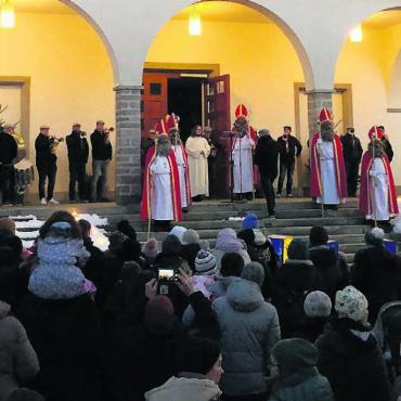 Zeit für den Samichlaus - Die Anwesenden hörten aufmerksam zu, was der Samichlaus zu sagen hatte. Bilder: ssr