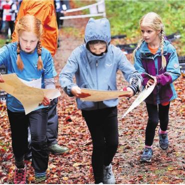 Viele Schuhe, viel Freude - Auch die Kleinsten waren mit Ehrgeiz bei der Sache. Bilder: Stefan Sprenger (4), Simon Buser (4)