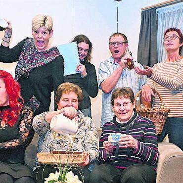 Der Männerchor ist bereit für die Aufführungen - Die Theatergruppe ist bereit. Von links: Roland Konrad (Regisseur), Walter Mäder, Manuela Feldmann, Andrea Hunziker, Marlies Konrad, Denise Senn (Souffleuse), Beat Zimmermann, Helene Schweizer, Rosi Gabriel, Peter Zimmermann. Bild: zg