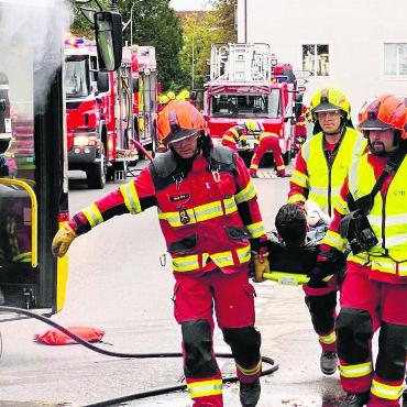Wenn ein Bus Feuer fängt - Ein Postauto quer über der Aarauerstrasse, viele Feuerwehr-Fahrzeuge im Einsatz, viele Leute die gerettet werden mussten.