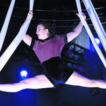 Das Dutzend ist toll - Die Kanadierin Charlotte Cayer war einst Synchronschwimmerin – und beeindruckt im Monti-Programm mit ihrer «Tuch-Show».