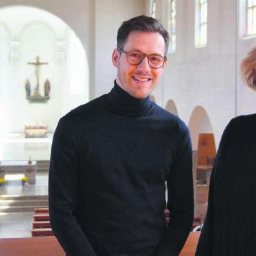 Dann friert es sie jedes Mal - Von der Empore der Pfarrkirche wird der Kirchenchor im Osternachtsgottesdienst singen, Leiter Christoph Anzböck und Präsidentin Sabina Rüttimann freuen sich. Bild: Annemarie Keusch