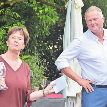 Wieder Leben mitten im Dorf - Geteilte Freude ist doppelte Freude: Marlies Laubacher und Beinwils Gemeindeammann Stefan Zemp.