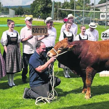 Der Sieger kriegt «Rammo» - Alle auf einem Bild: OK, Ehrendamen, Züchter, Spender – und natürlich Siegermuni «Rammo» posieren für das Gruppenbild. Bilder: Stefan Sprenger