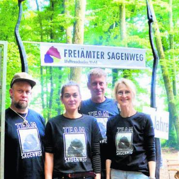 «Das sind Killer, keine Kuscheltiere» - Zwei Gründe zum Feiern: Das Sagenweg-Team lud in den Waltenschwiler Wald. Von links: Rafael Häfliger, Nadine Zanyi, Alex Schaufelbühl und Karin Renner. Bild: Thomas Stöckli