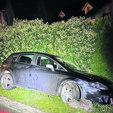 Von der Strasse abgekommen - Der Autofahrer verlor die Kontrolle über sein Fahrzeug. Bild: pz