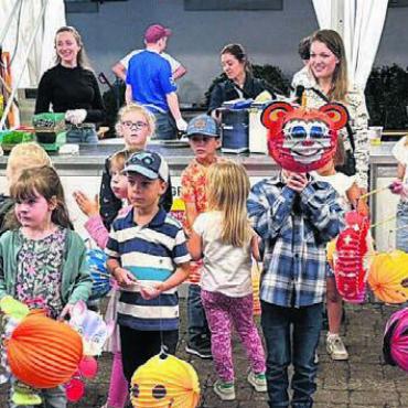 Wenn Generationen miteinander feiern - Bereit für den Lampionumzug – eines der Highlights am «Dorffäscht» Islisberg. Bild: zg