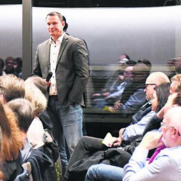 Kulturminister und Gemeinderat Roland Vogt freute sich über das grosse Interesse und bezeichnete den Anlass «Kulturnetzwerk Wohlen» als grossen Erfolg. Bilder: Daniel Marti