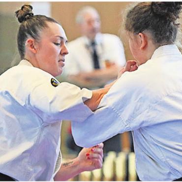 Endspurt - Freiämter Sportler des Jahres - ANGELA FELBER (29)
SARMENSTORF / KC ANGLIKON
KARATE
Angela Felber schreibt Karate-Geschichte. Die Sarmenstorferin (in Wohlen zu Hause) holt sich den Titel an der IFK-Weltmeisterschaft. Vor ihr ist das keiner Schweizer Kämpferin jemals gelungen. Mit diesem Sieg sichert sie sich auch die Qualifikation für die WFKO-Vollkontakt-Weltmeisterschaft in Japan. Daneben besteht sie erfolgreich die letztmögliche und höchste Meisterprüfung im Karatesport.