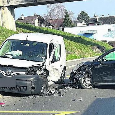 Drei Verletzte nach Frontalkollision - Die beiden Fahrzeuge kollidierten auf der Aarauerstrasse frontal. Bild: pz
