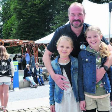 Frühlingsfest schafft Verbindung - Musik, Geselligkeit und gute Laune am Frühlingsfest der Pflegi Muri. Organisator Dennis Lehmann nahm dazu auch seine Töchter Alina (rechts) und Marie mit. Bild: Thomas Stöckli