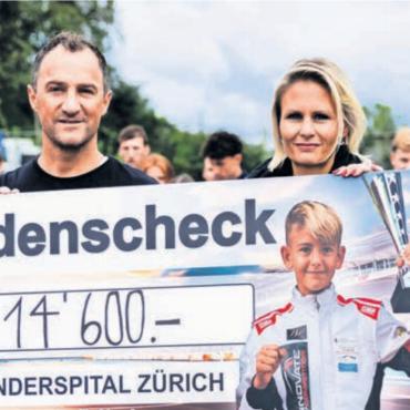 «Elia, das ist für dich» - Die Eltern Jennifer und Daniele Epifanio (rechts) übergeben den Scheck an Luregn Schlapbach, Chefarzt vom Kinderspital Bilder: zg