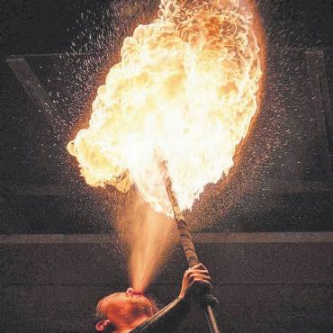 Mit doppelter Hymne – und feurig - Den Gekommenen wird zudem eine Feuershow von «Baden Brennt» geboten.